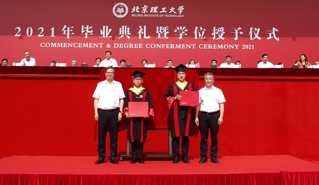 校長書記贈送北理工定制款學(xué)位服和雨傘-郭強.JPG
